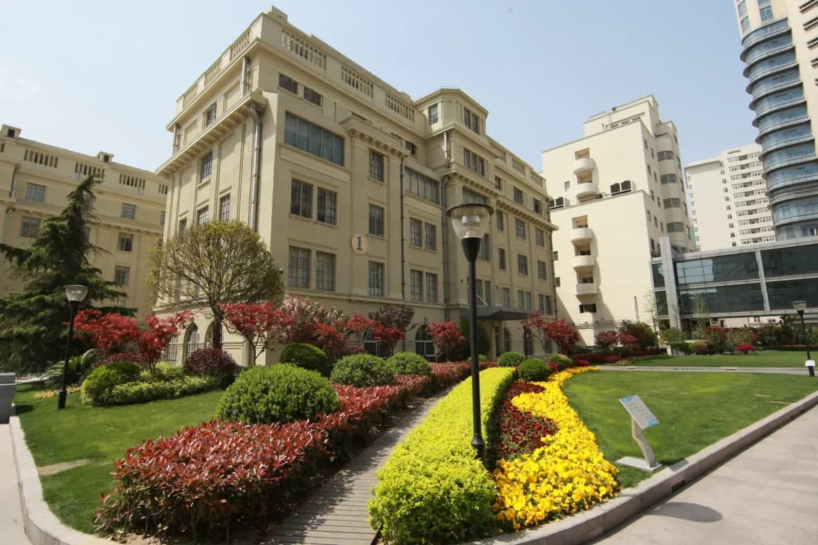 Huadong Hospital, Fudan University hospital exterior