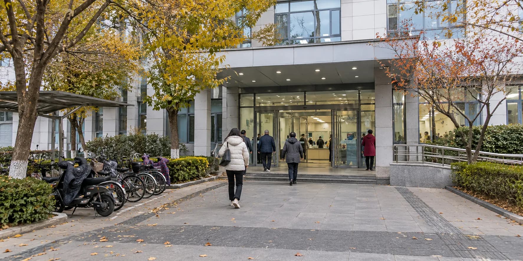 An outpatient building entrance and pedestrian approach